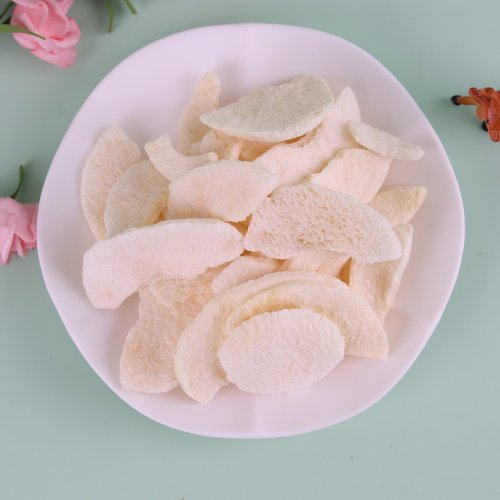Freeze-dried pear pieces