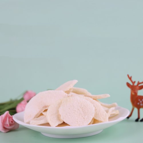 Freeze-dried pear pieces