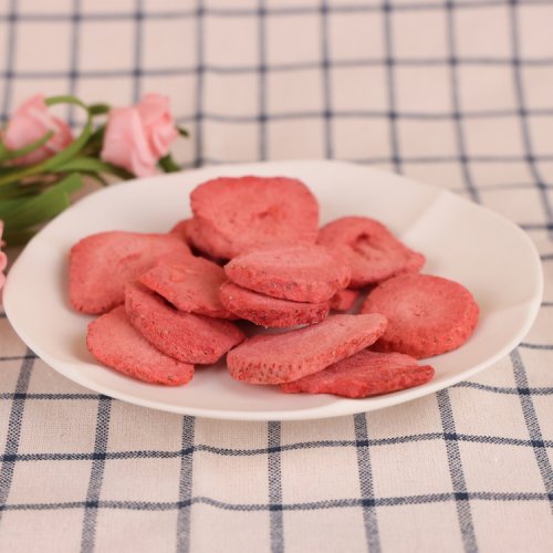 Freeze dried strawberry pieces